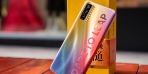 1399元把50W超级闪充带回家，realme真我V15别错过