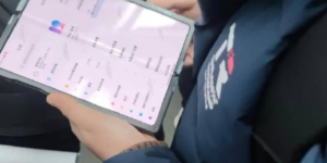 小米折叠屏真机曝光：折痕明显，搭载MIUI 12